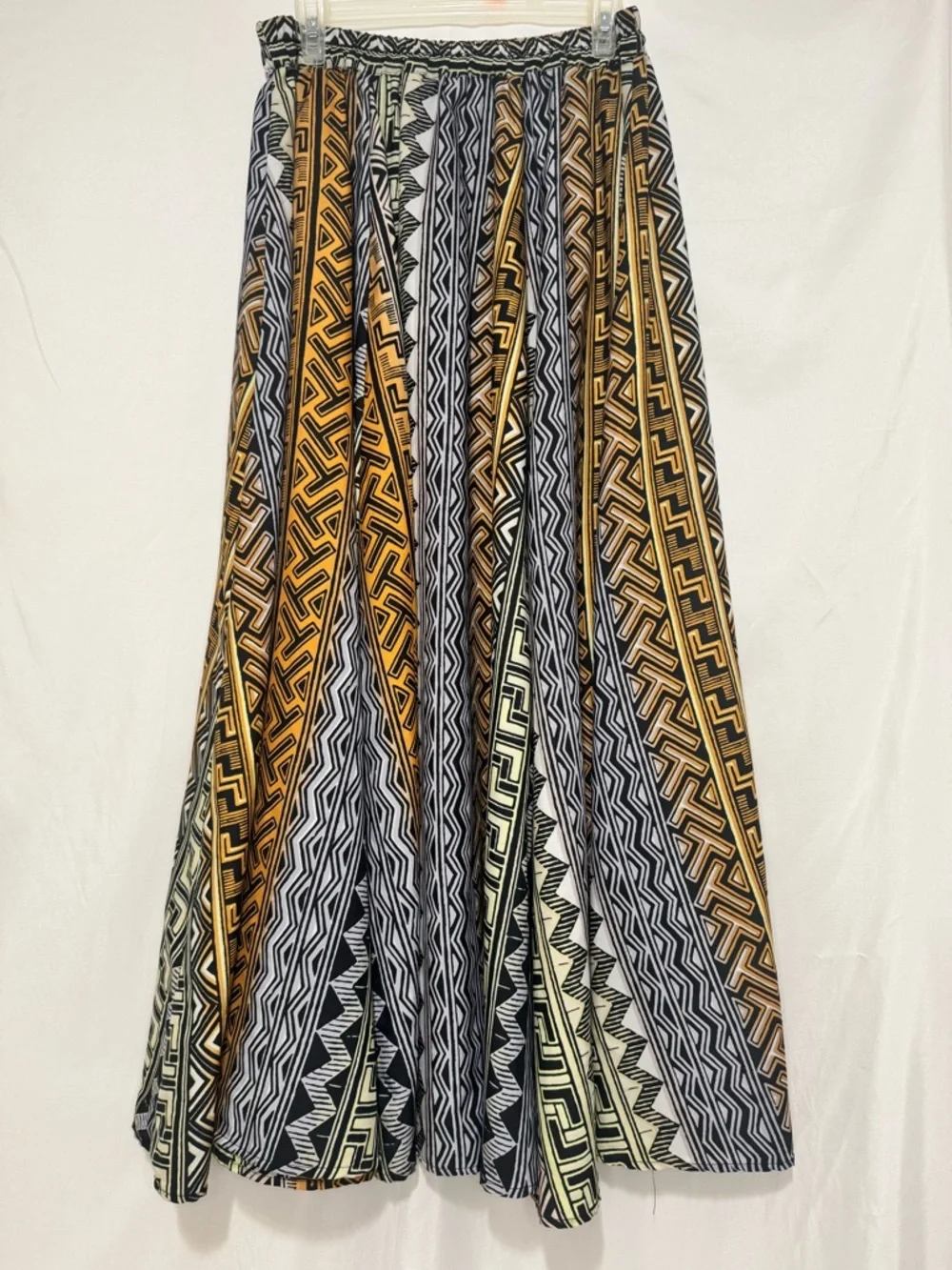Beautiful Maxi skirt with bold geometric patterns Size L